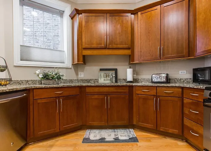 The Wrigleyville Vip-200 Steps From Wrigley Field Apartment *