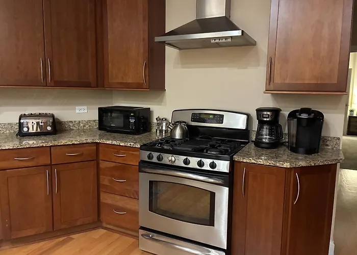 The Wrigleyville Vip-200 Steps From Wrigley Field Apartment *