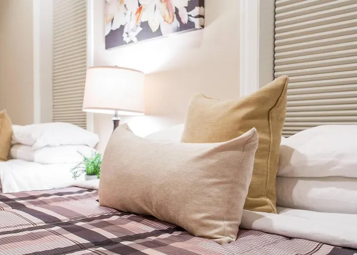 The Wrigleyville Vip-200 Steps From Wrigley Field Apartment *