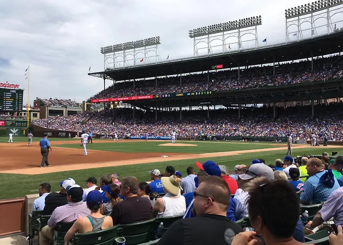 The Wrigleyville Vip-200 Steps From Wrigley Field Apartment *